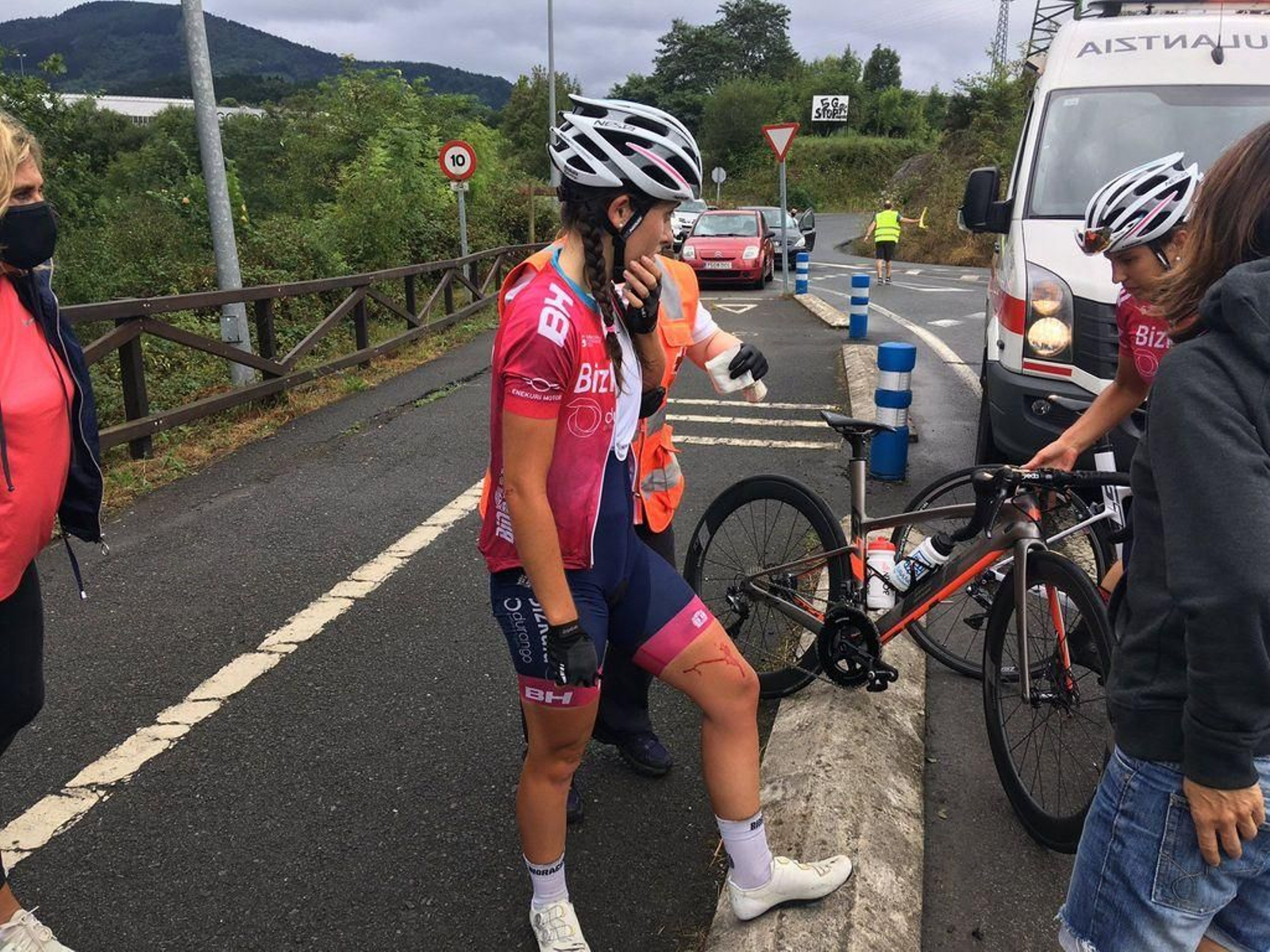 La ciclista viguesa recibió cuatro puntos de sutura en la barbilla.