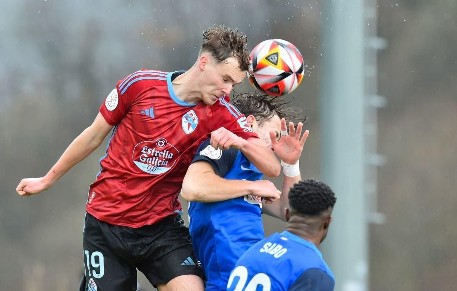 Williot Swedberg, que firmó un buen encuentro, cabecea un balón.