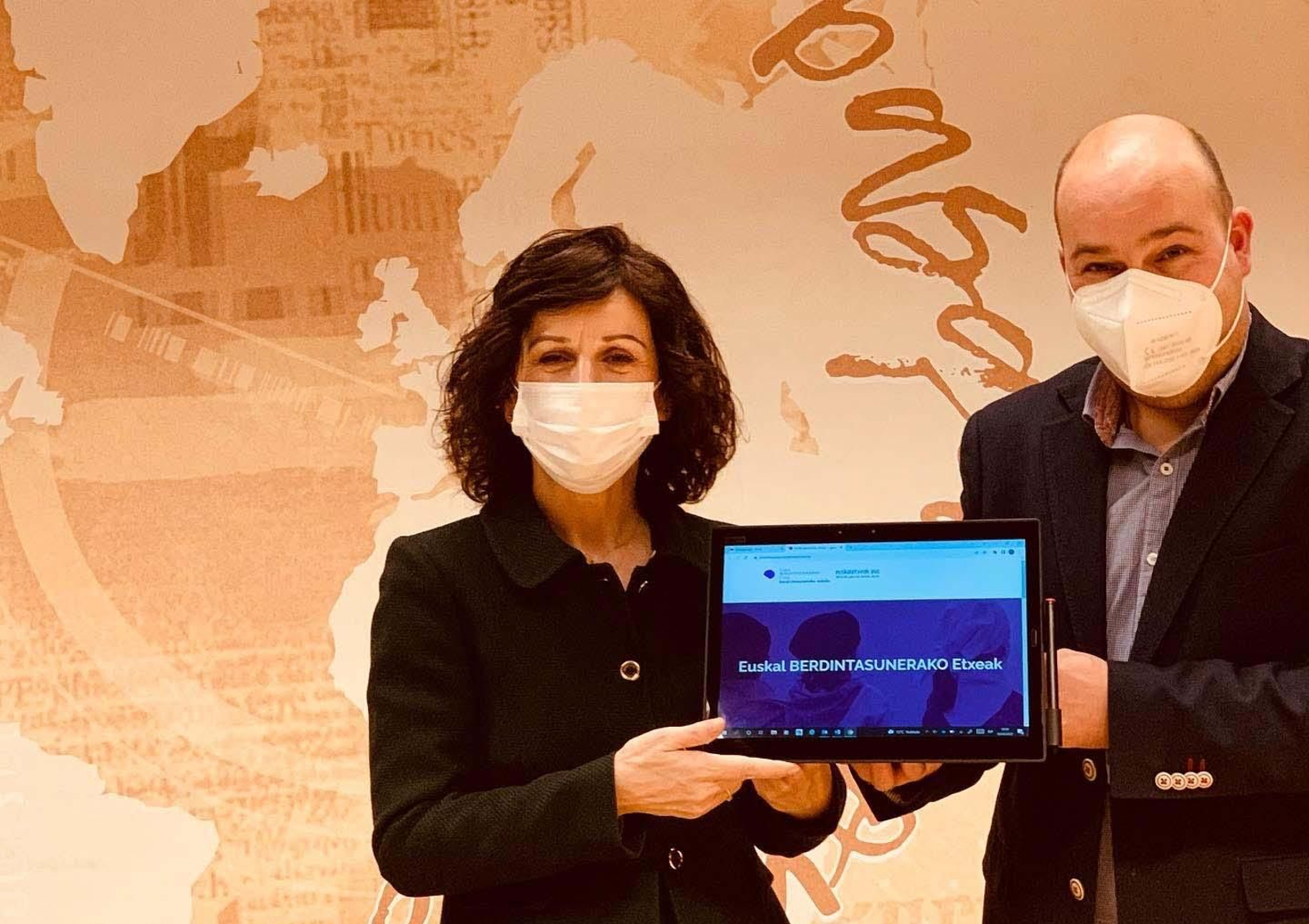 La Secretaria General de Acción Exterior, Marian Elorza, y el Director para la Comunidad Vasca en el Exterior, Gorka Álvarez Aranburu, muestran el apartado reservado para la igualdad