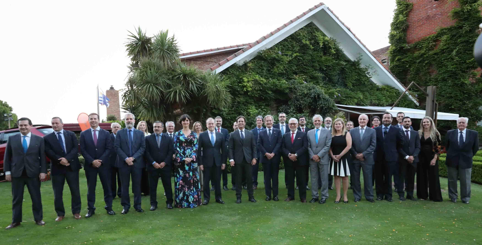 El presidente de Uruguay, Luis Lacalle Pou (c), en el encuentro con la Cámara Oficial de Comercio española que le ofreció su "Compromiso con Uruguay". EFE/Raúl Martínez