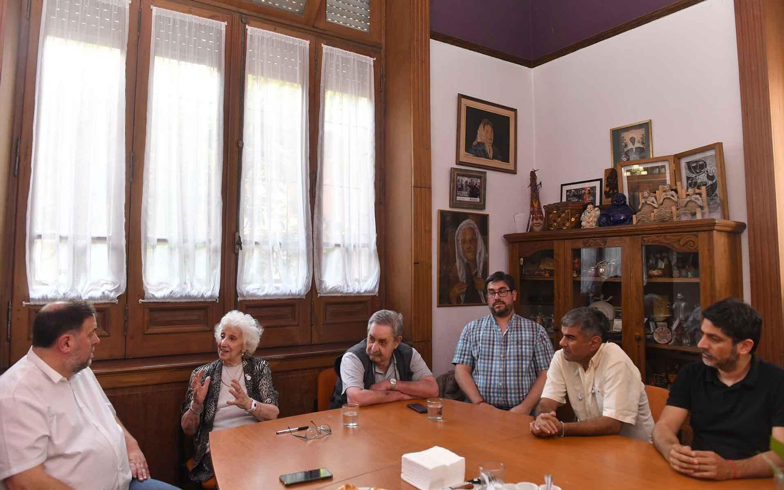 El presidente de Esquerra Republicana de Cataluña (ERC), Oriol Junqueras (i), habla con la presidenta de Abuelas de Plaza de Mayo, Estela de Carlotto, y otros representantes de ONG de víctimas de la última dictadura argentina, en Buenos Aires (Argentina). EFE/Enrique García Medina