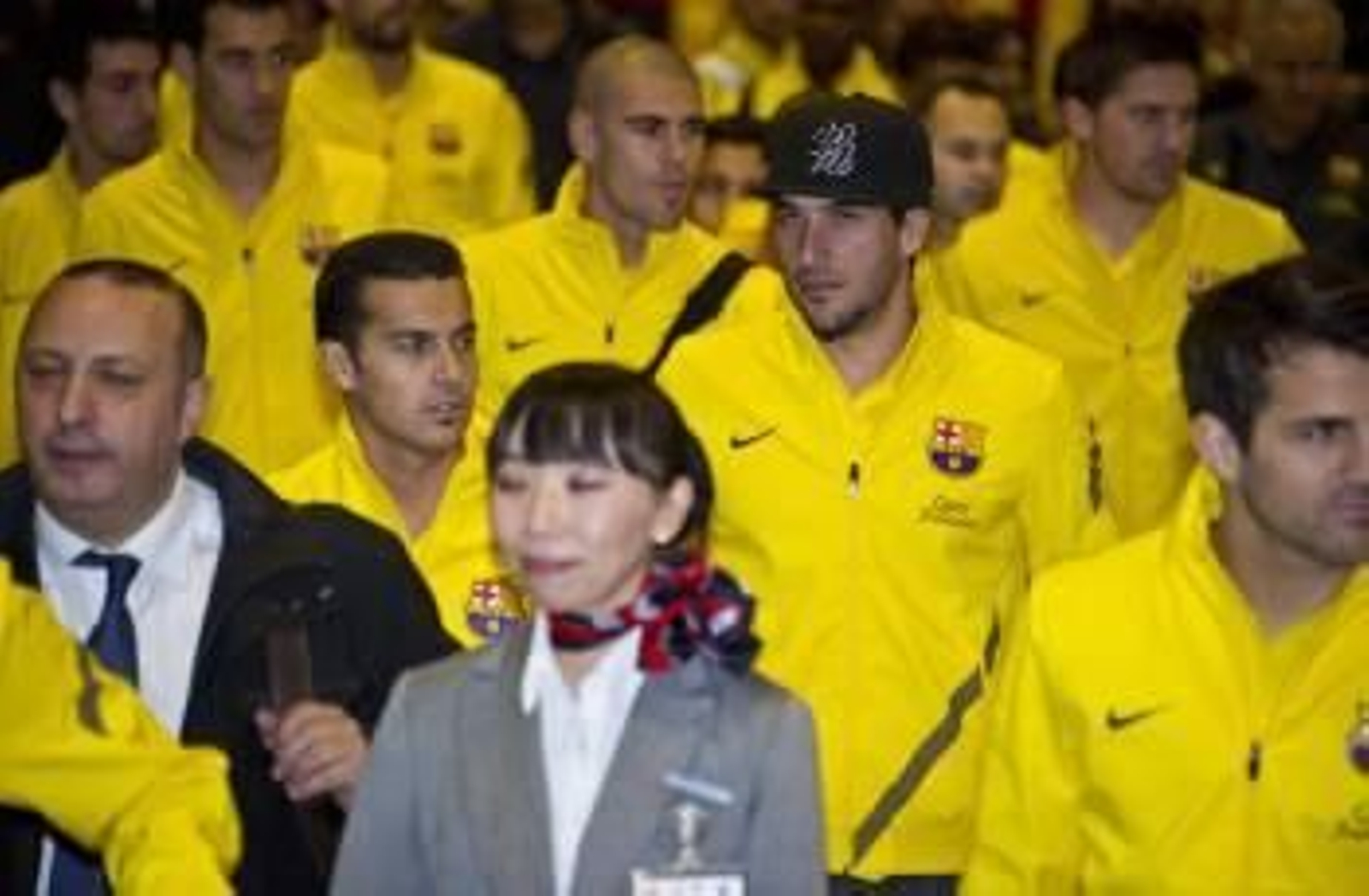 Los jugadores del Barcelona, ayer nada más aterrizar en el aeropuerto de Tokio. (Foto: E. K. BROWN)