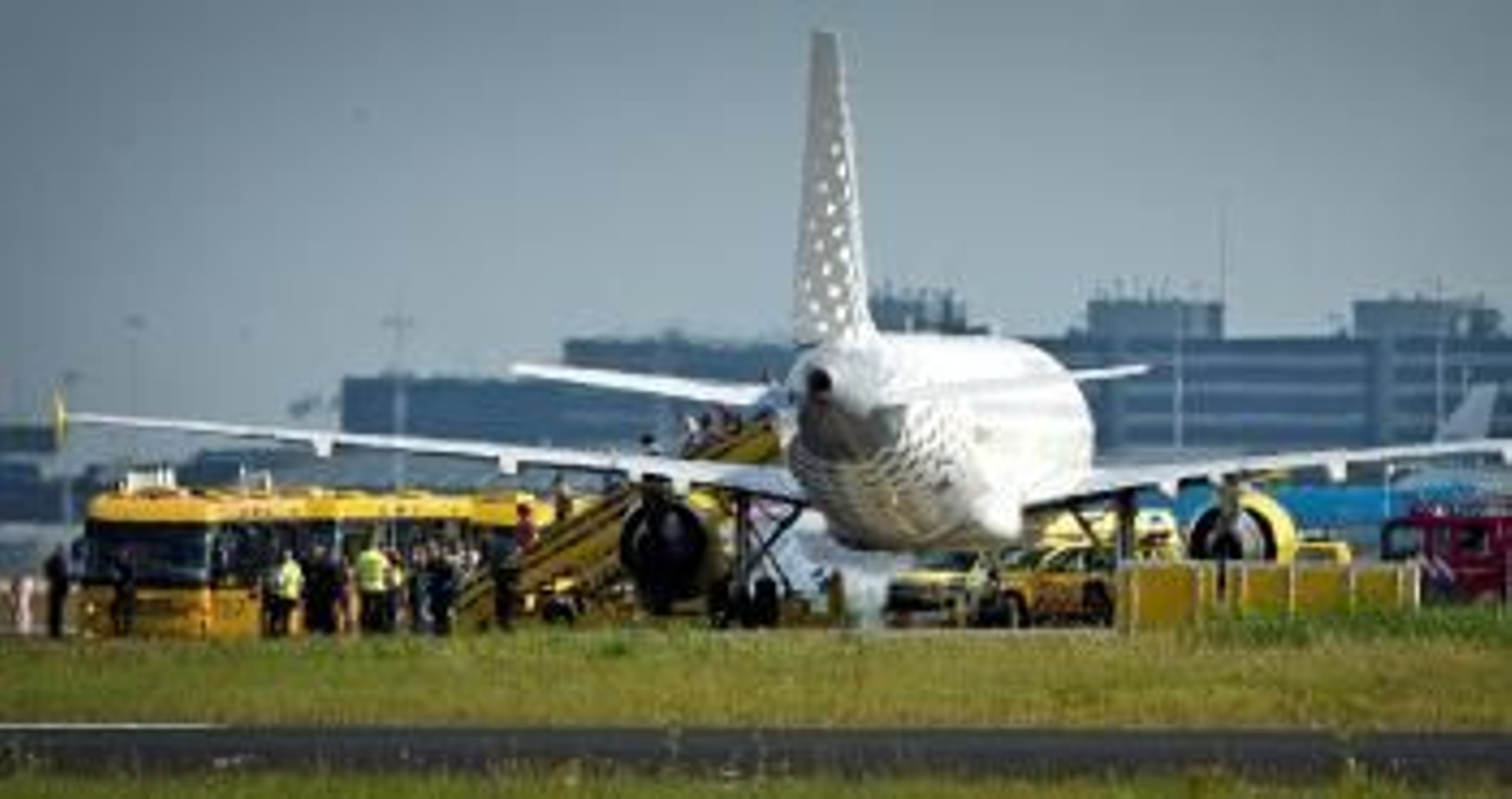 Un avión de la compañía Vueling aterriza tras ser escoltado por dos cazas F-16 ante un posible secuestro en el aeropuerto internacional de Schiphol en Amsterdam (Foto: EFE)