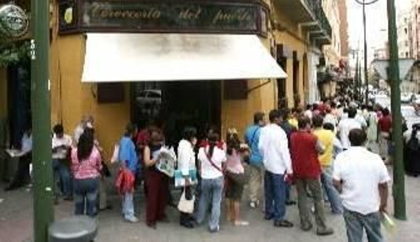 Foto de Archivo. Inmigrantes haciendo cola para realizar diversos trámites.