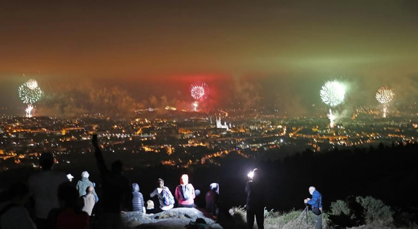 Los fuegos del Apóstol esta noche sobre la ciudad de Santiago, en la víspera del Día de Galicia