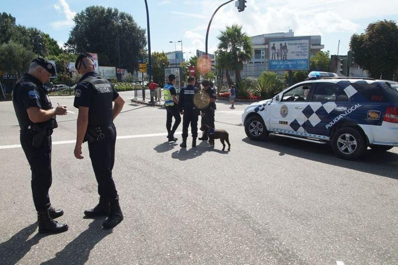 Un control de la Policía Local en la Plaza de España.