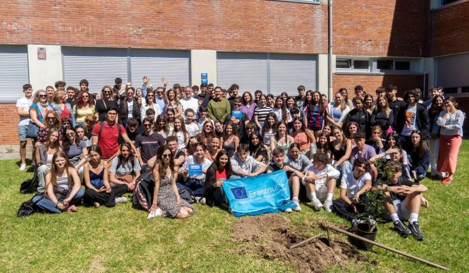 Los alumnos gallegos, húngaros y franceses, tras la plantación del árbol en el instituto vigués Álvaro Cunqueiro.