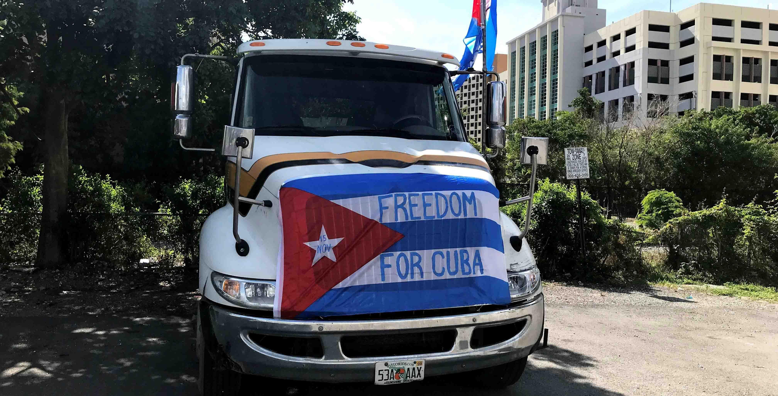 Foto de Archivo. Un camión lleva pegada una bandera cubana que pide Libertad para el país durante una manifestación de apoyo a la marcha de Cuba. EFE/ Ana Mengotti
