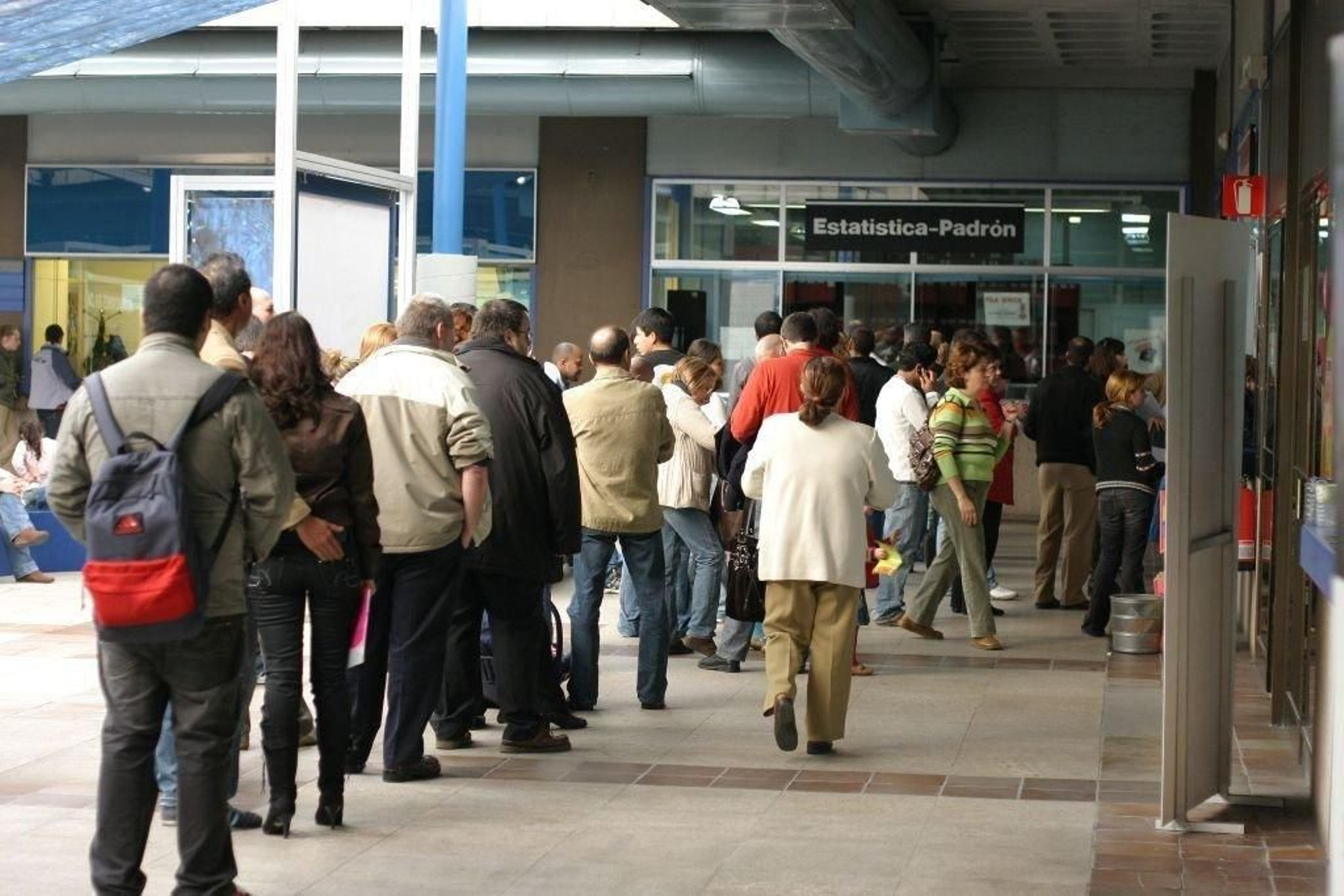 Una imagen ya habitual: largas esperas para solicitar documentos de residencia en Vigo.-Horizontal.