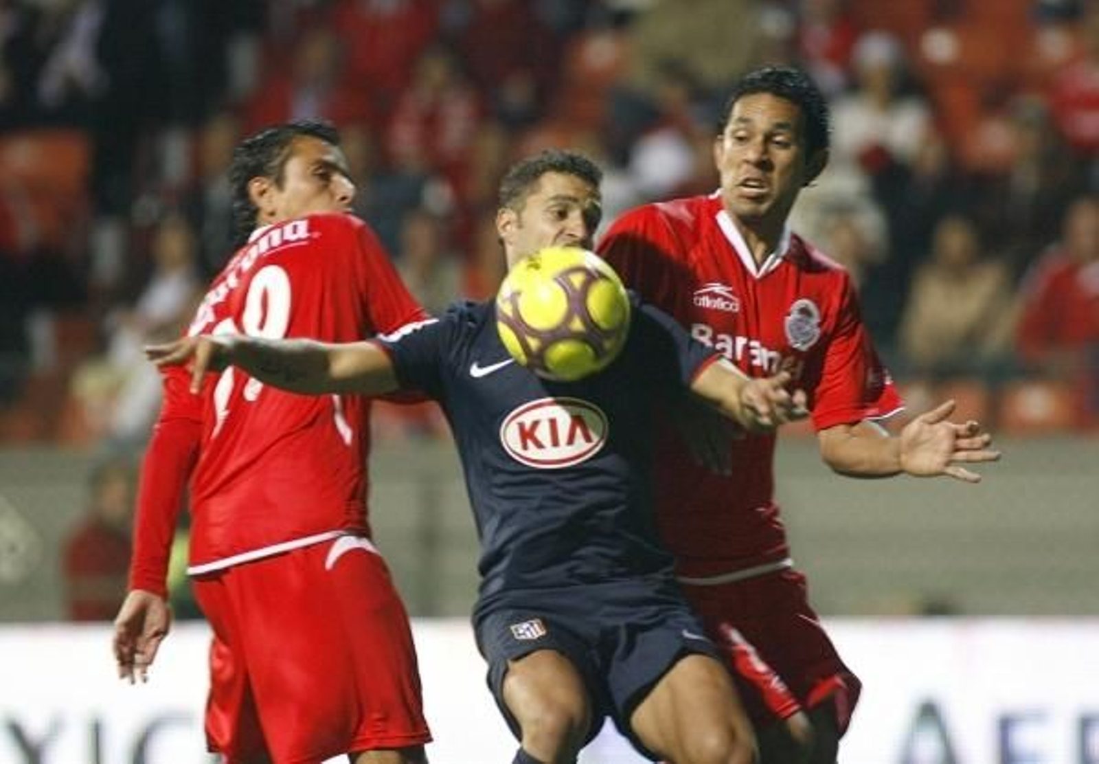 Los jugadores pugnan por el balón.