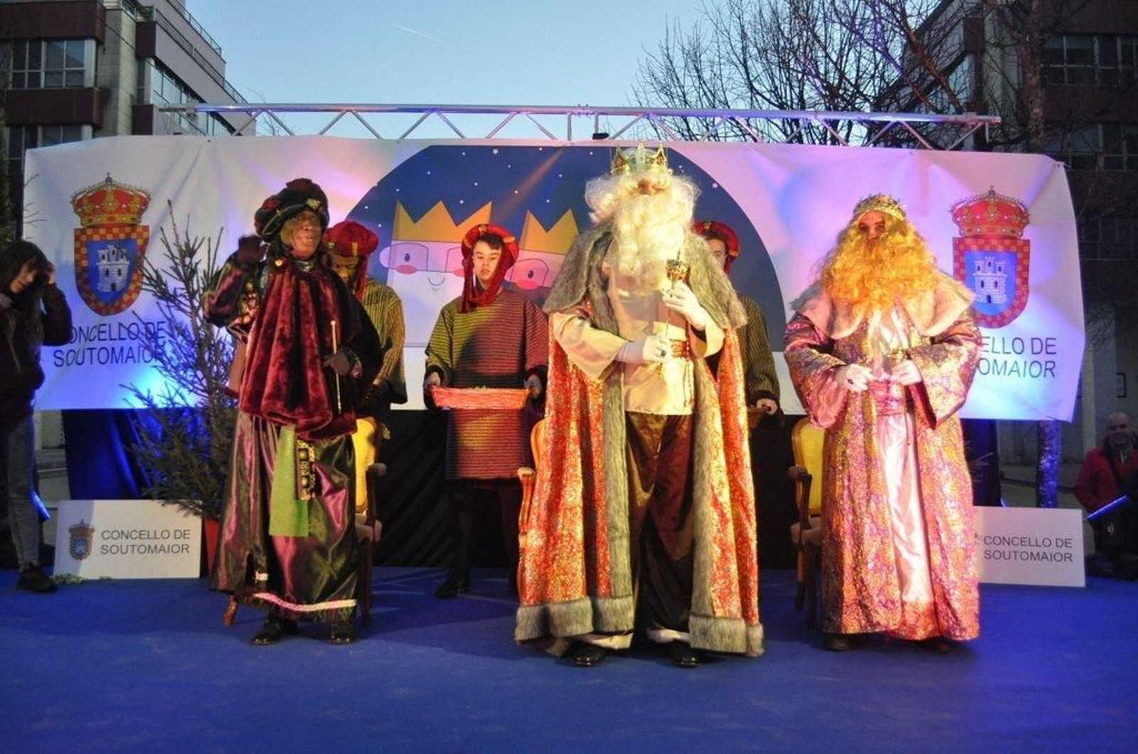 Los tres Reyes Magos fueron recibidos por los niños de Arcade tras un espectáculo infantil.