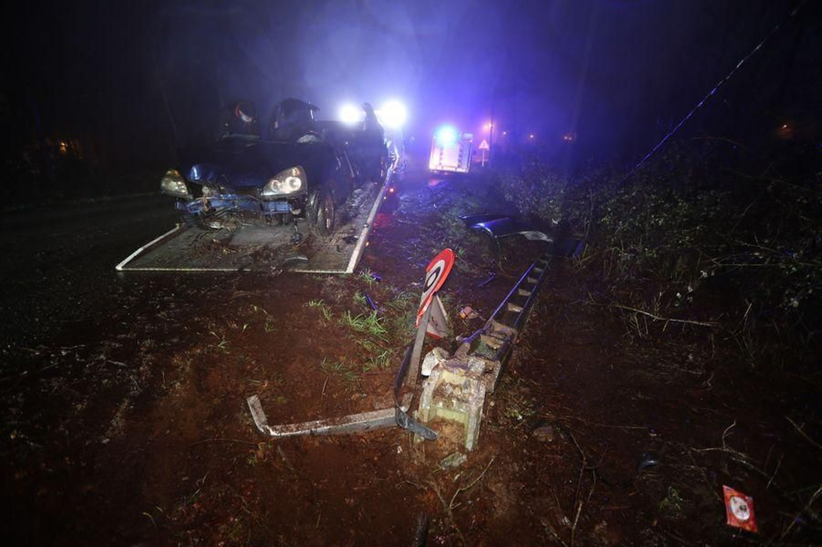 Herida al quedar atrapada en su vehículo tras colisionar contra un poste de la luz en Mos // Alberte