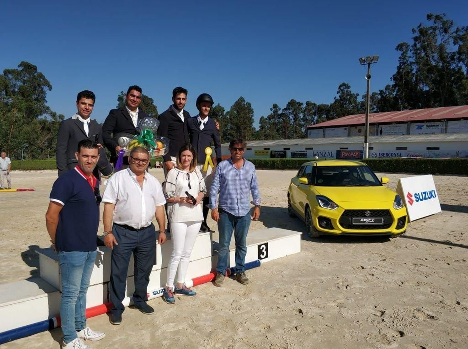 Los vencedores posaron sonrientes en el podio junto a las autoridades al término de la competición.