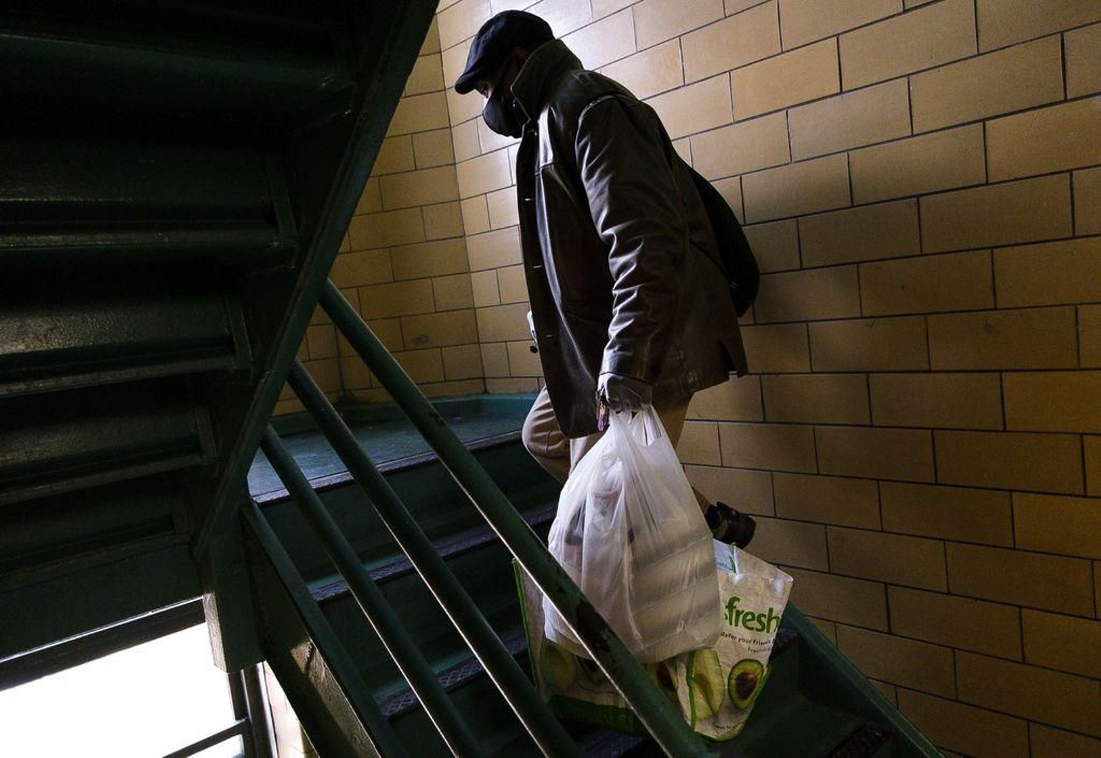 Un voluntario lleva comida a los más necesitados en Queens, Nueva York.