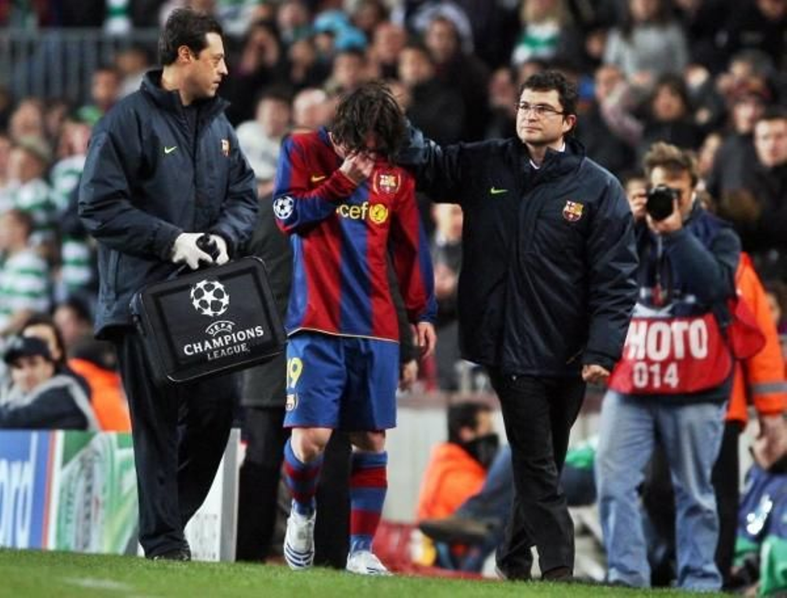 Messi abandona el terreno de juego, lesionado.