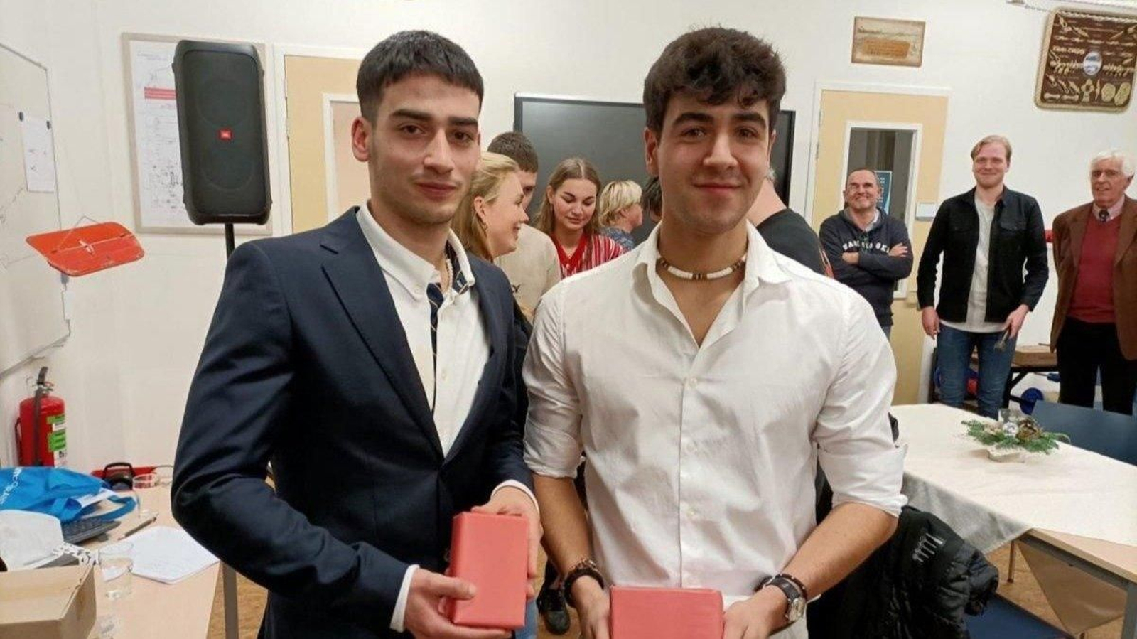 Óscar Pérez y Yoel Lorenzo, en el instituto de Urk (Países Bajos) tras haberse hecho con el primer premio.