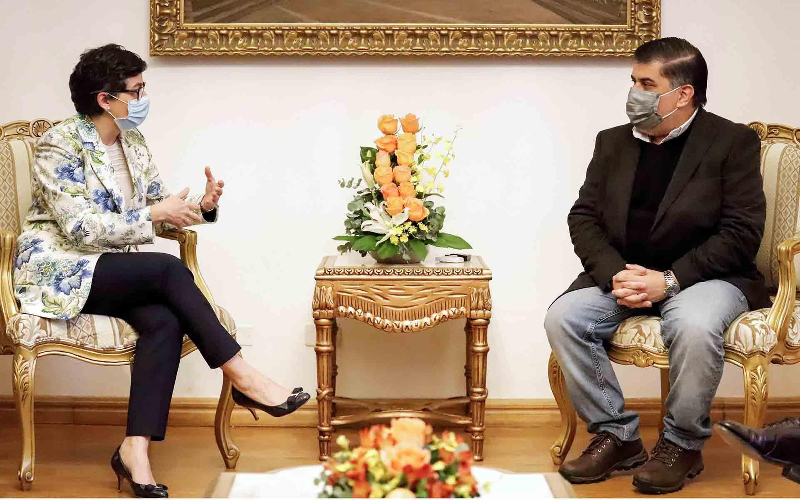 La ministra de Exteriores de España, Arancha González Laya, con el ministro de Salud de Paraguay, Julio Borba. EFE/ Nathalia Aguilar