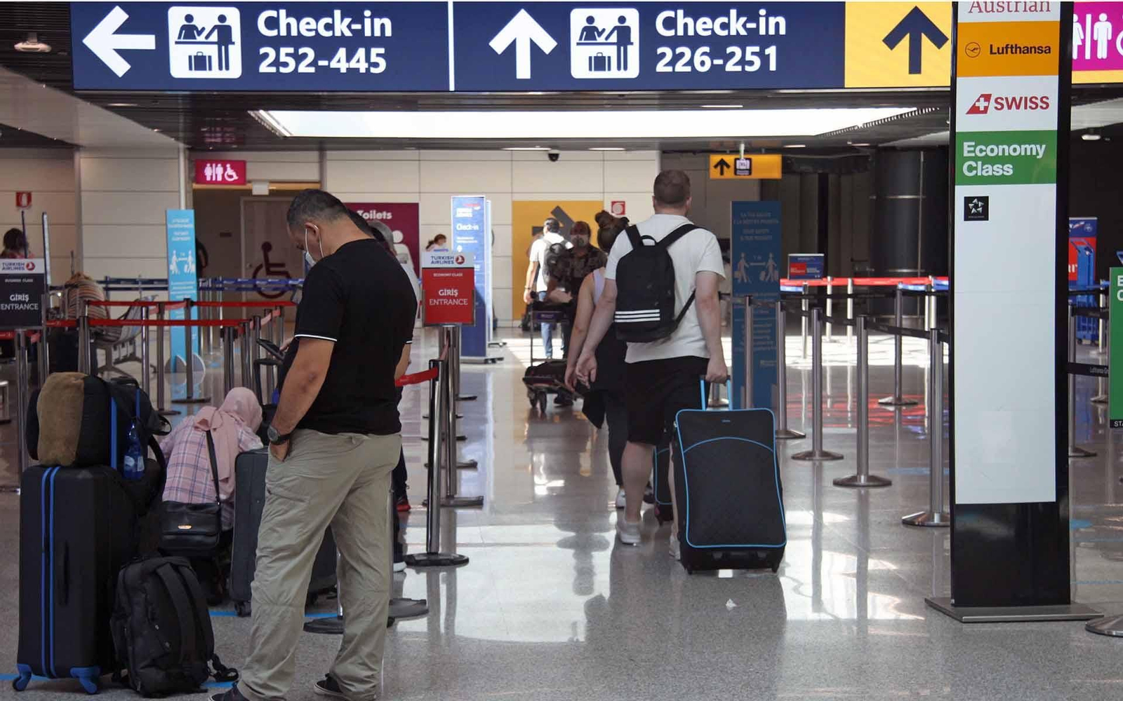 Pasajeros en el Aeropuerto de Fiumicino, en Roma. EFE/EPA/Telenews