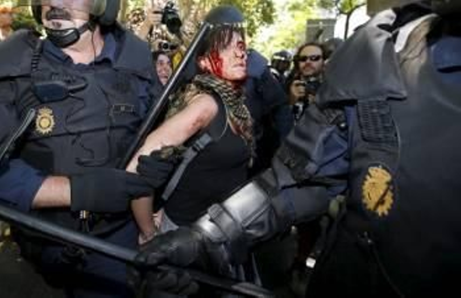 Agentes antidisturbios detienen a una participante en la manifestación de Madrid. (Foto: BALLESTEROS)