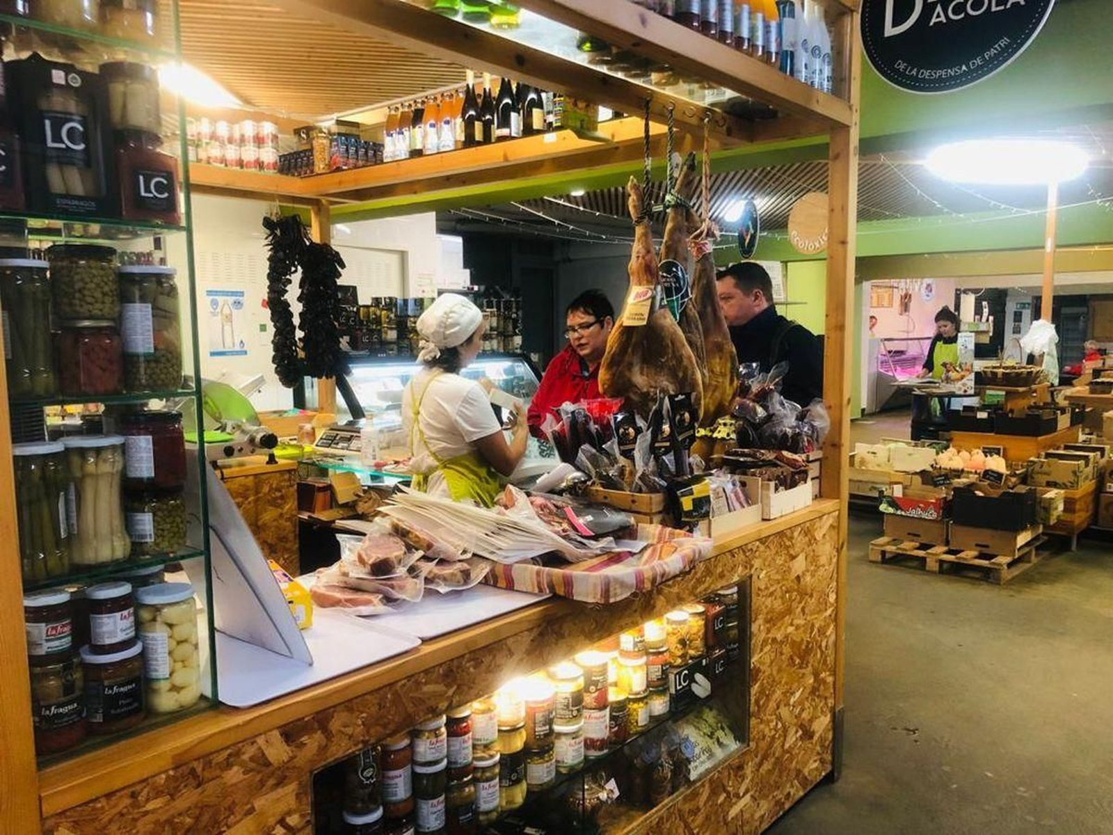 En la plaza de abastos hay seis puestos actualmente en funcionamiento.