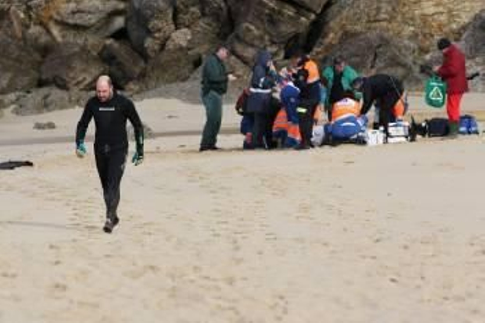 El equipo de sanitarios del 061 intenta reanimar al buceador en la playa de Portomaior. (Foto: ALBERTE)