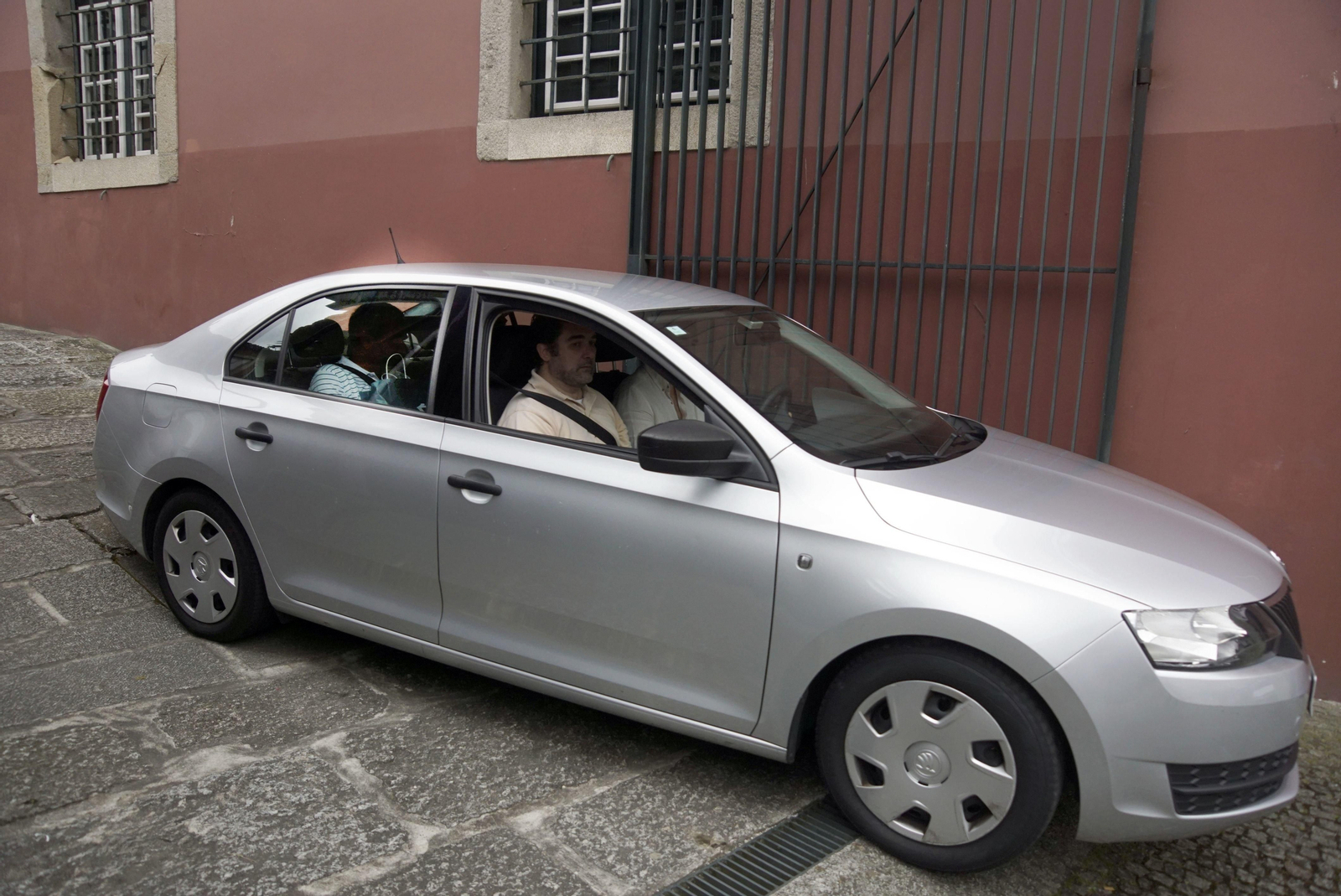 El detenido camino de Oporto escoltado por los agentes que le vigilaron durante todo el proceso.
