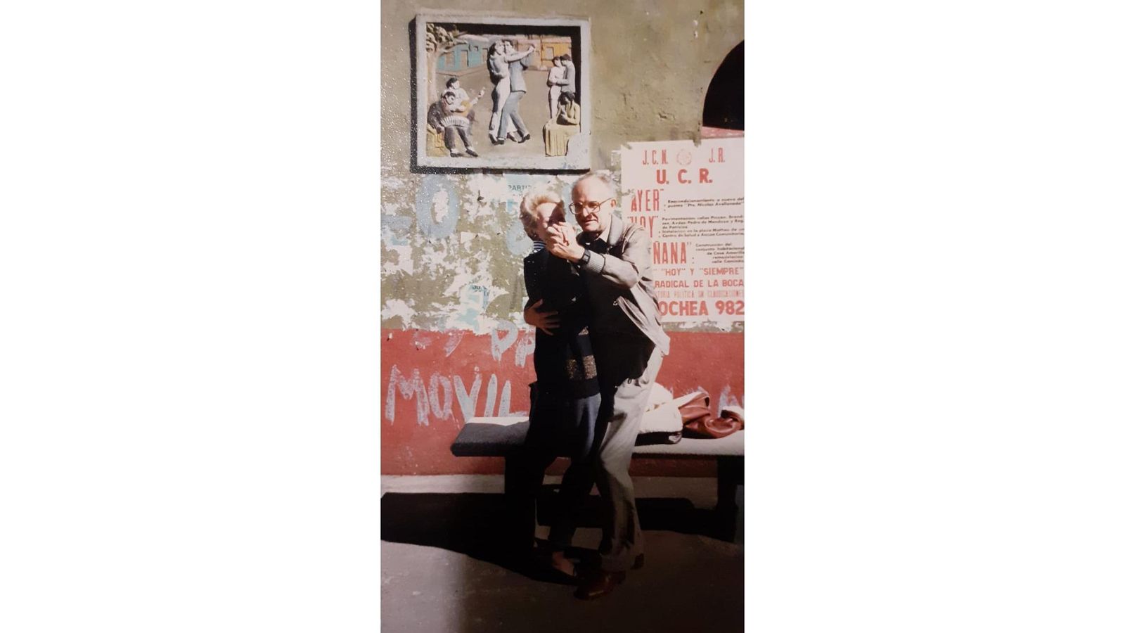 Wenceslao Sánchez de la Vega bailando con Teresa Fernández de la Vega, su prima