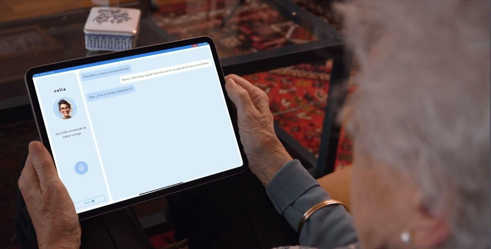 Demostración del uso del asistente conversacional ‘Celia’ en una tablet.