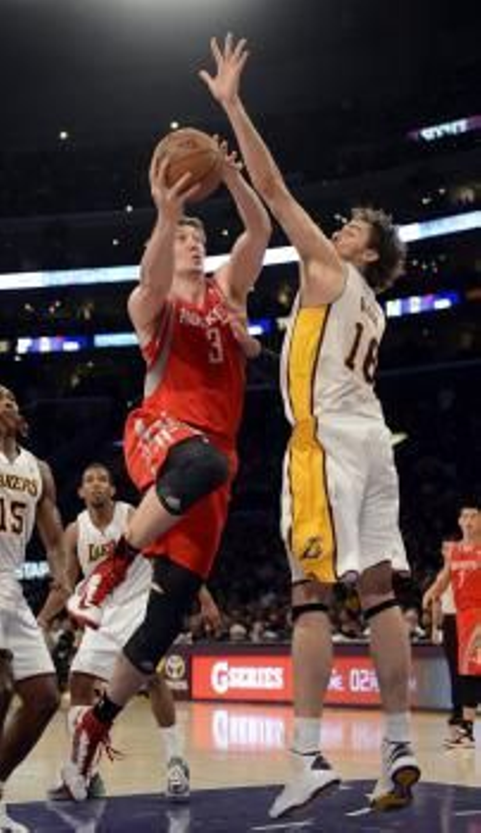 Omer Asik (I) de los Houston Rockets sufre la defensa de Pau Gasol (D) de Los Angeles Lakers