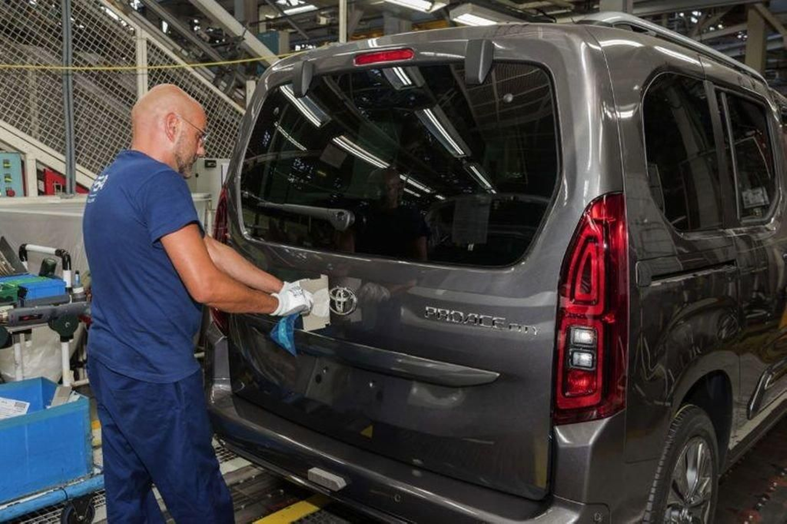 Un operario del centro de Balaídos con la nueva furgoneta que luce la enseña nipona.