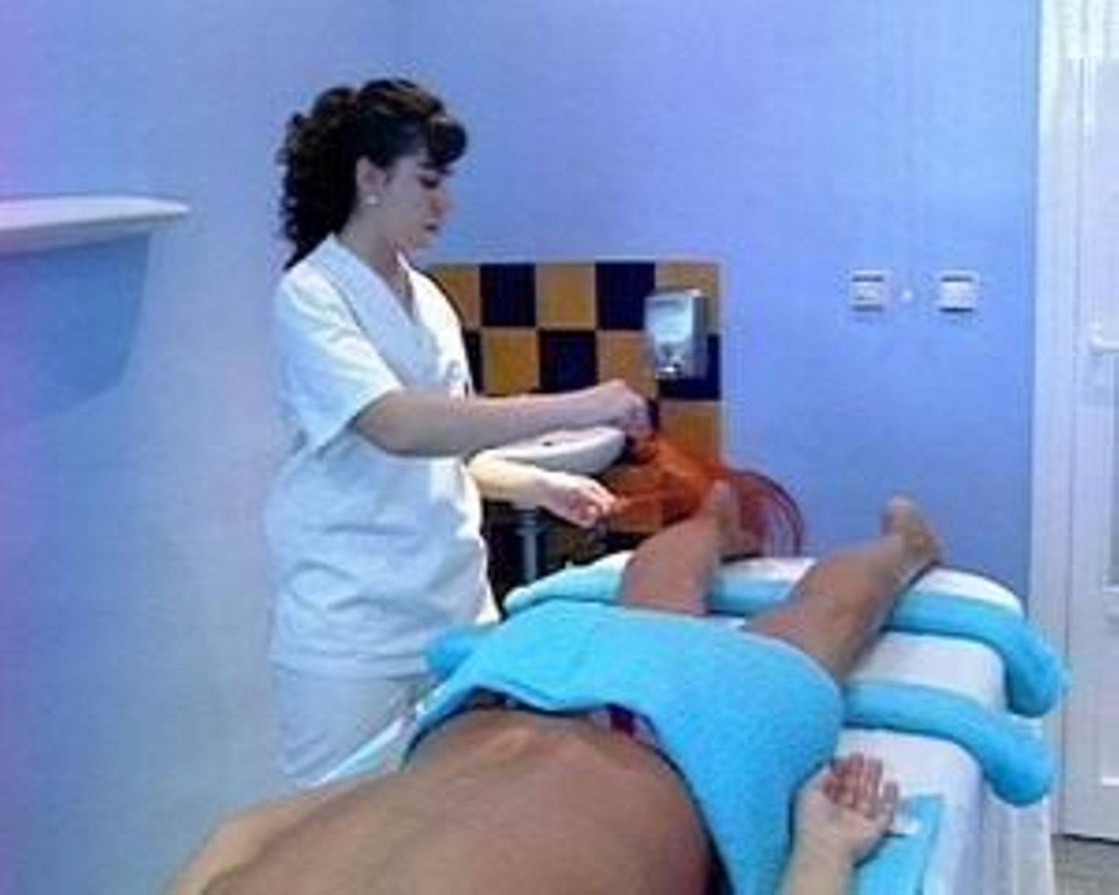 Un hombre se somete a un tratamiento en un balneario.