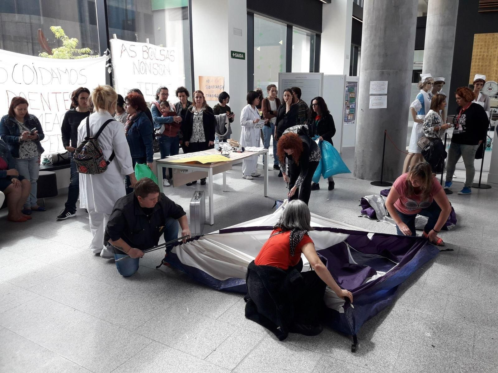 Un grupo de auxiliares de enfermería protagonizaron un encierro  en el hospital.