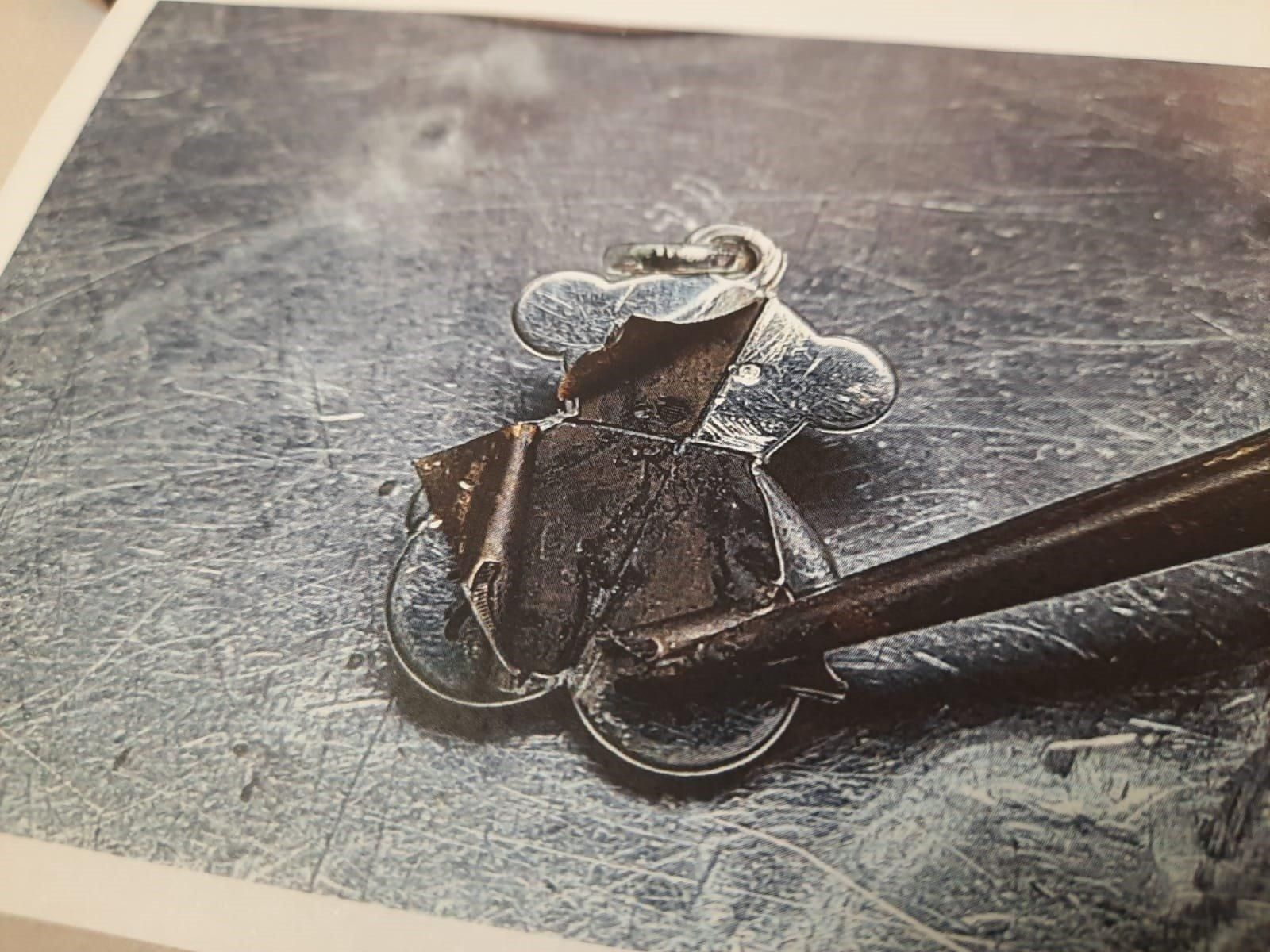 Fotografía cedida por Consujoya de análisis de la pieza de Tous