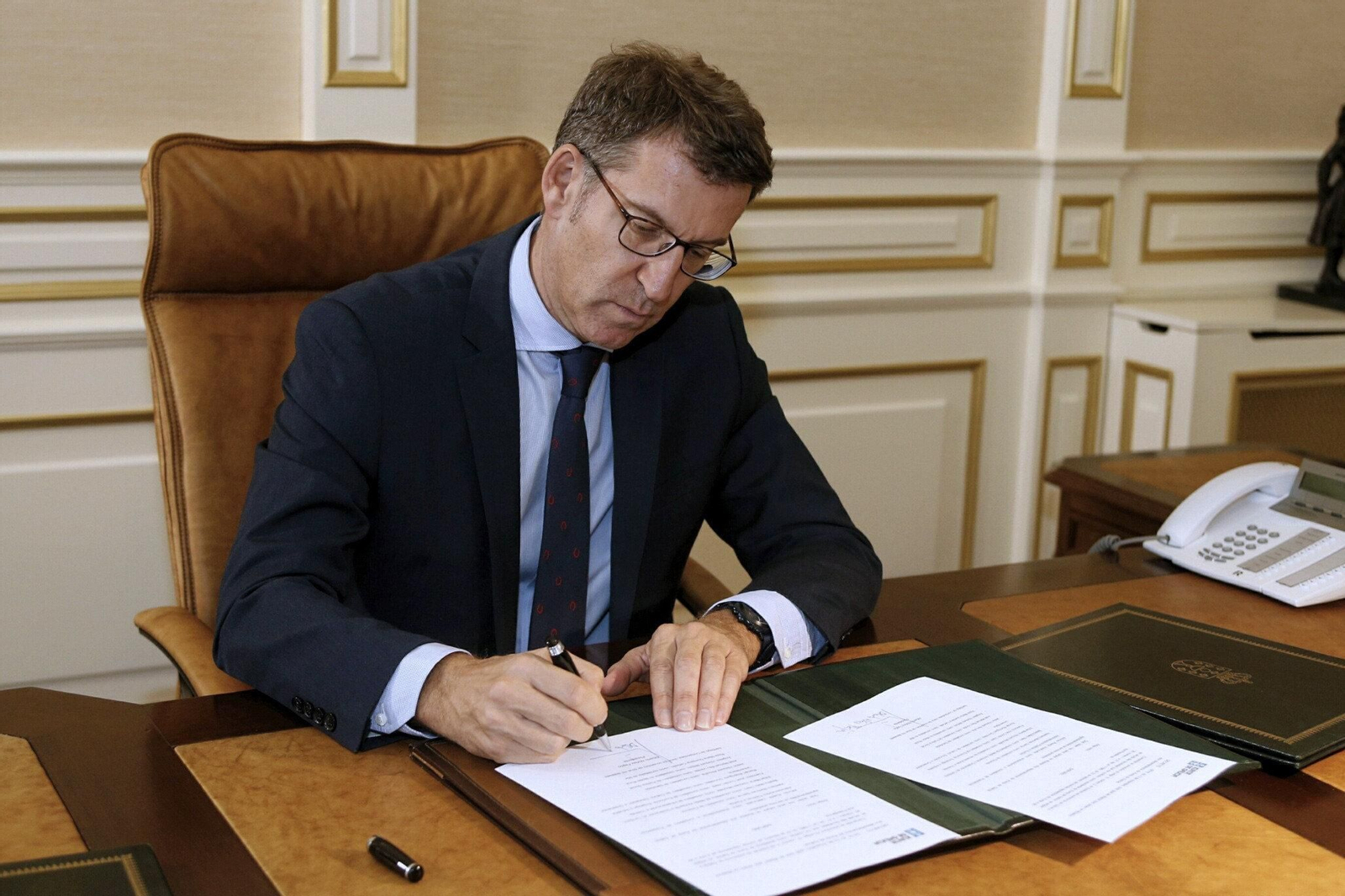 Feijóo, firmando el decreto de su nuevo gobierno, en Compostela.