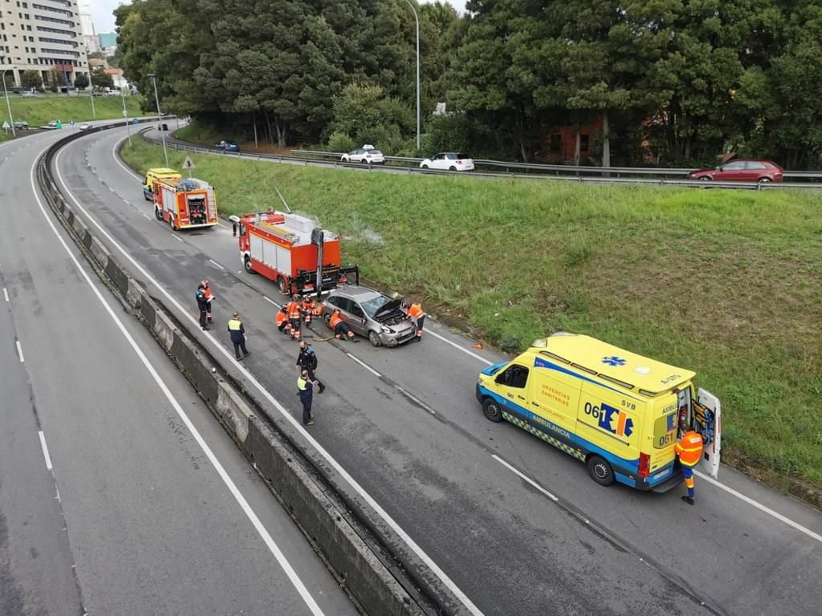 Brutal accidente en el segundo cinturón con el vuelco de dos vehículos 9
