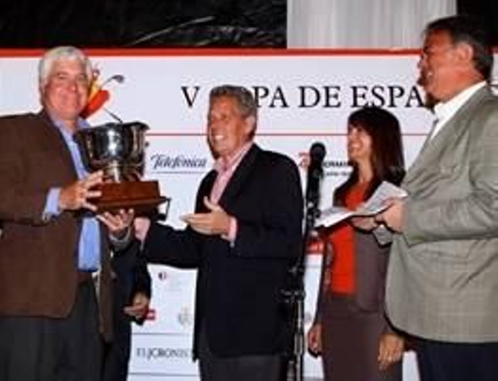 Momento en el que Rafael Estrella entrega los trofeos.