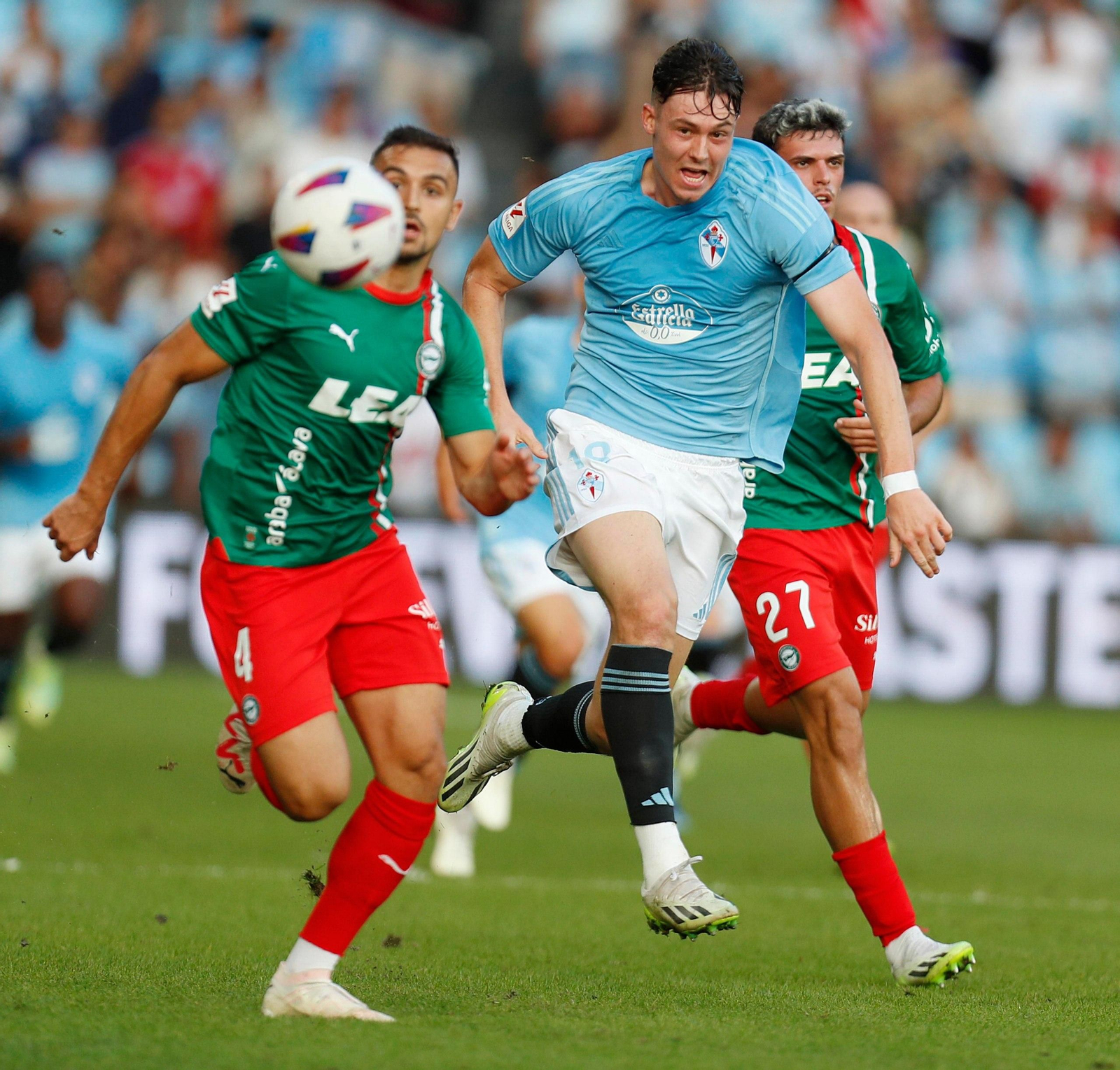 Larsen se dirige hacia el balón en el partido entre el Celta y el Alavés en Balaídos.