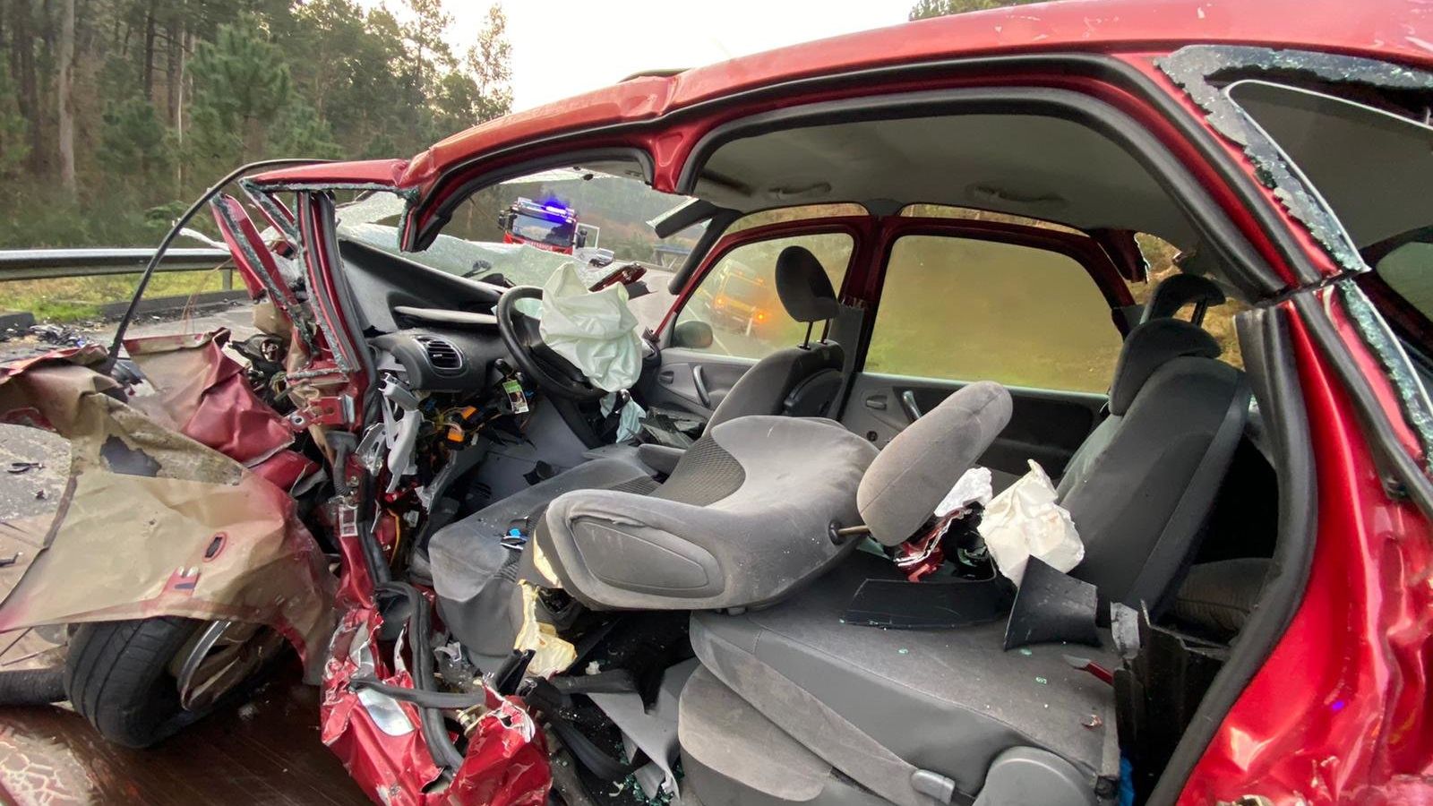 Un muerto y tres heridos graves en una colisión frontal en Caldas de Reis // Alberte