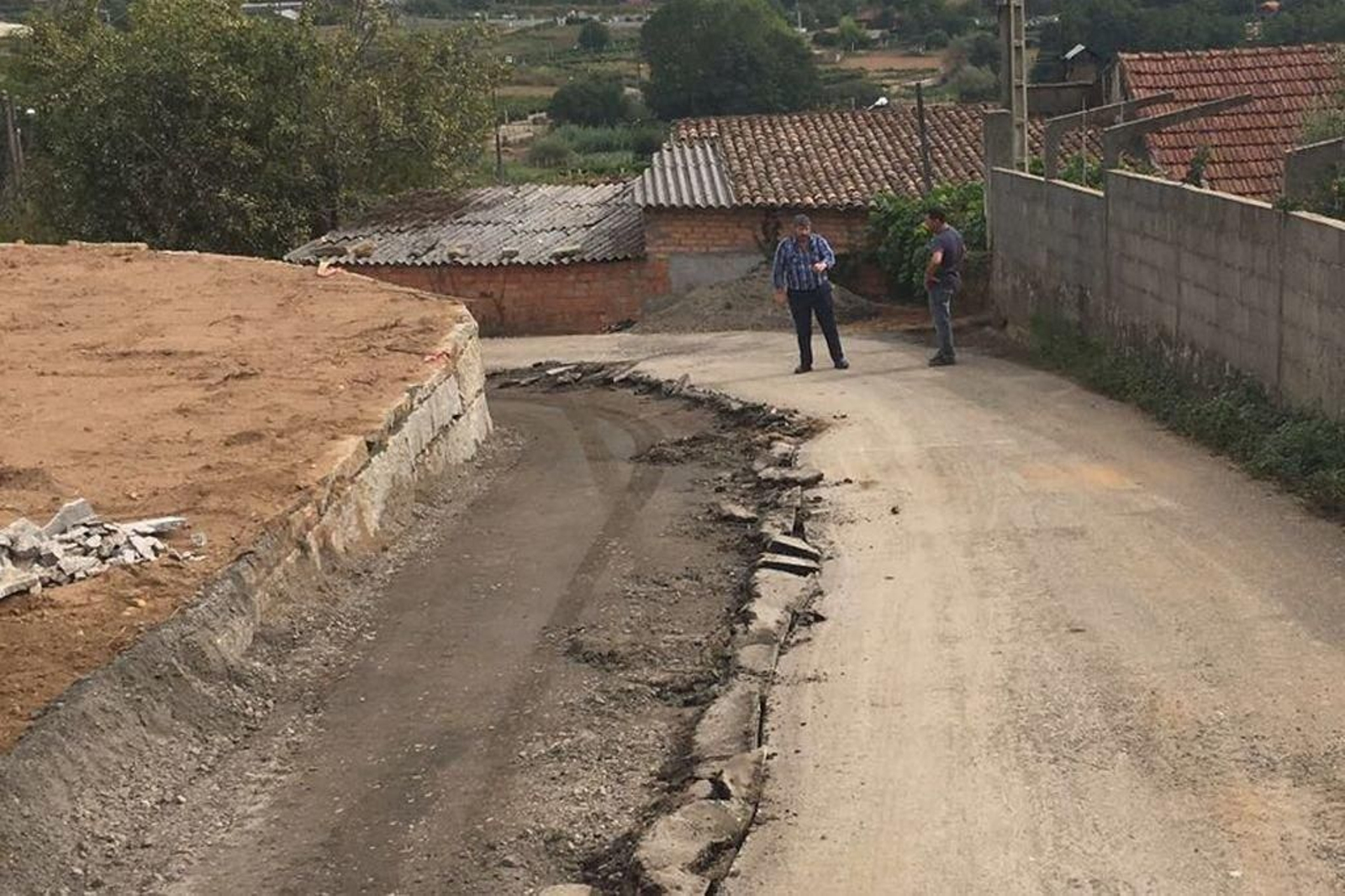 Obras de ensanchado del Camiño de Paredes, en la parroquia de Soutelo.