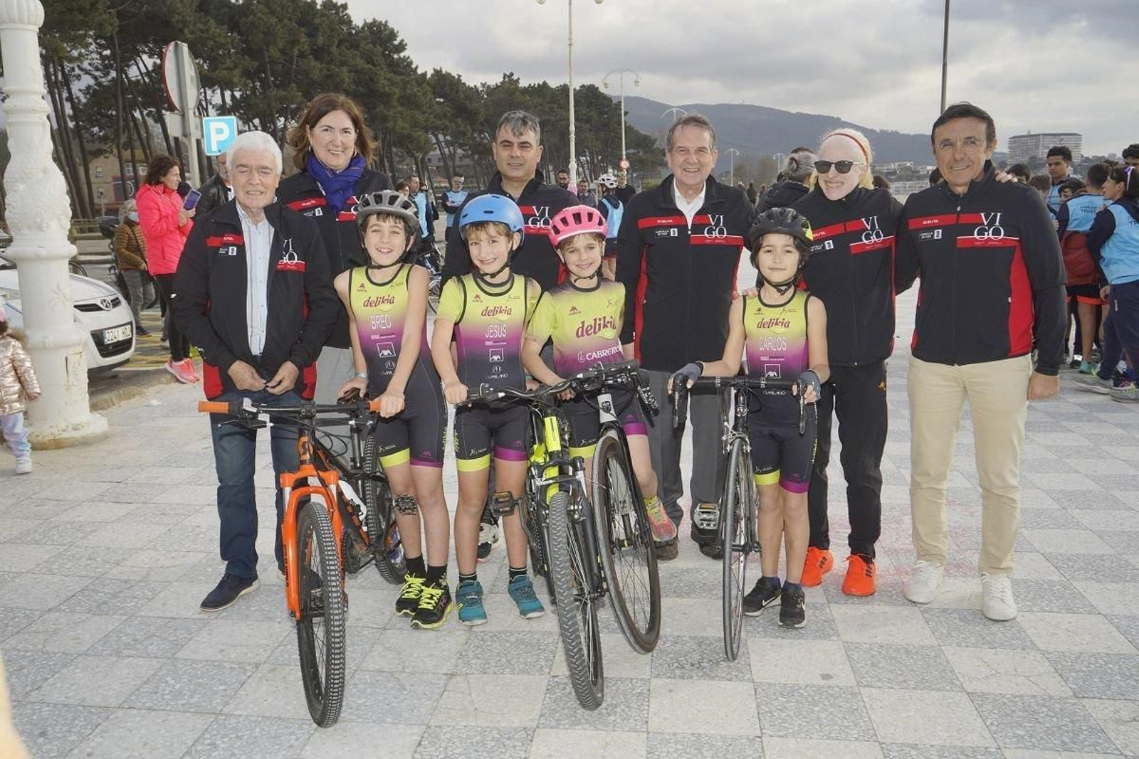 La expedición institucional posa con niños del Delikia en el acto de ayer realizado en la playa de Samil.