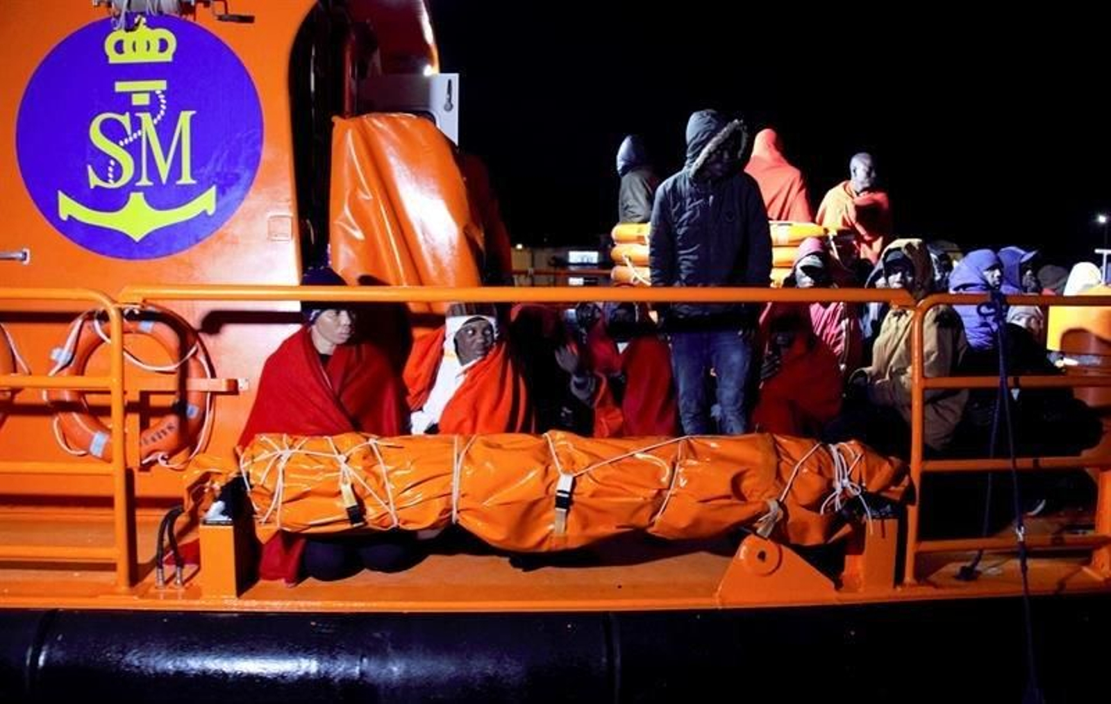 La lancha de Salvamento Marítimo despues de rescatar una patera el Mar de Alborán