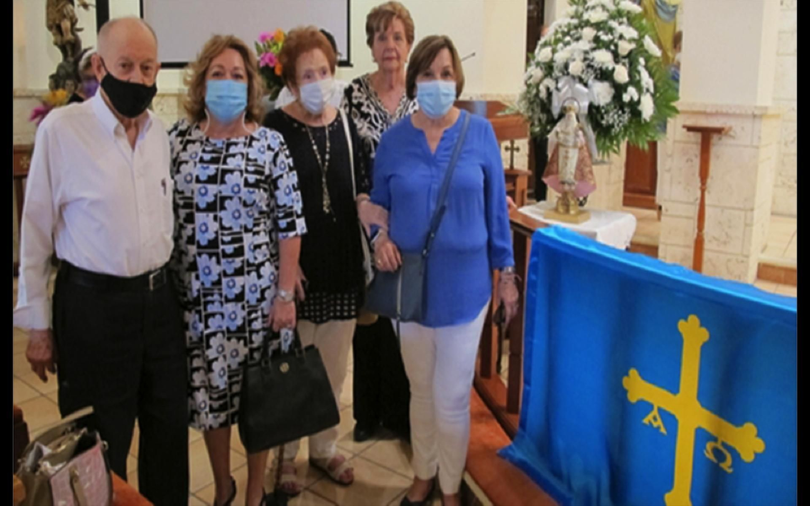 Un pequeño grupo de asistentes al terminar la Misa