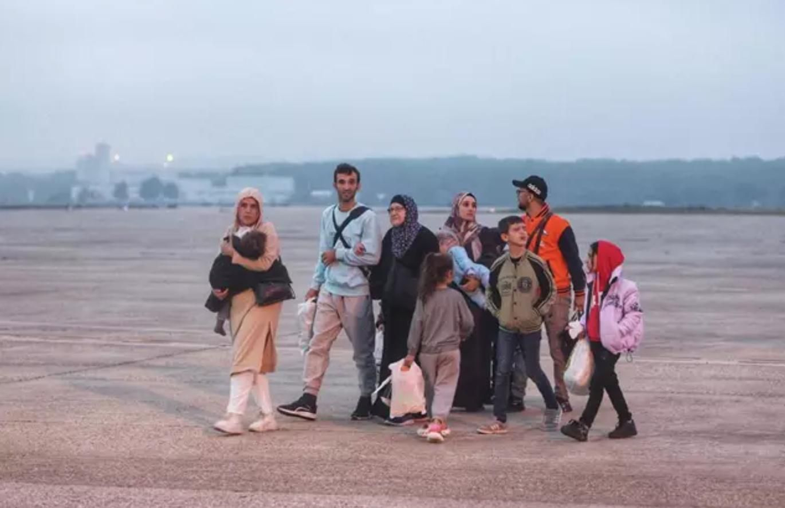 Un grupo de palestino-españoles evacuados de Gaza a su llegada a la Base Aérea de Torrejón