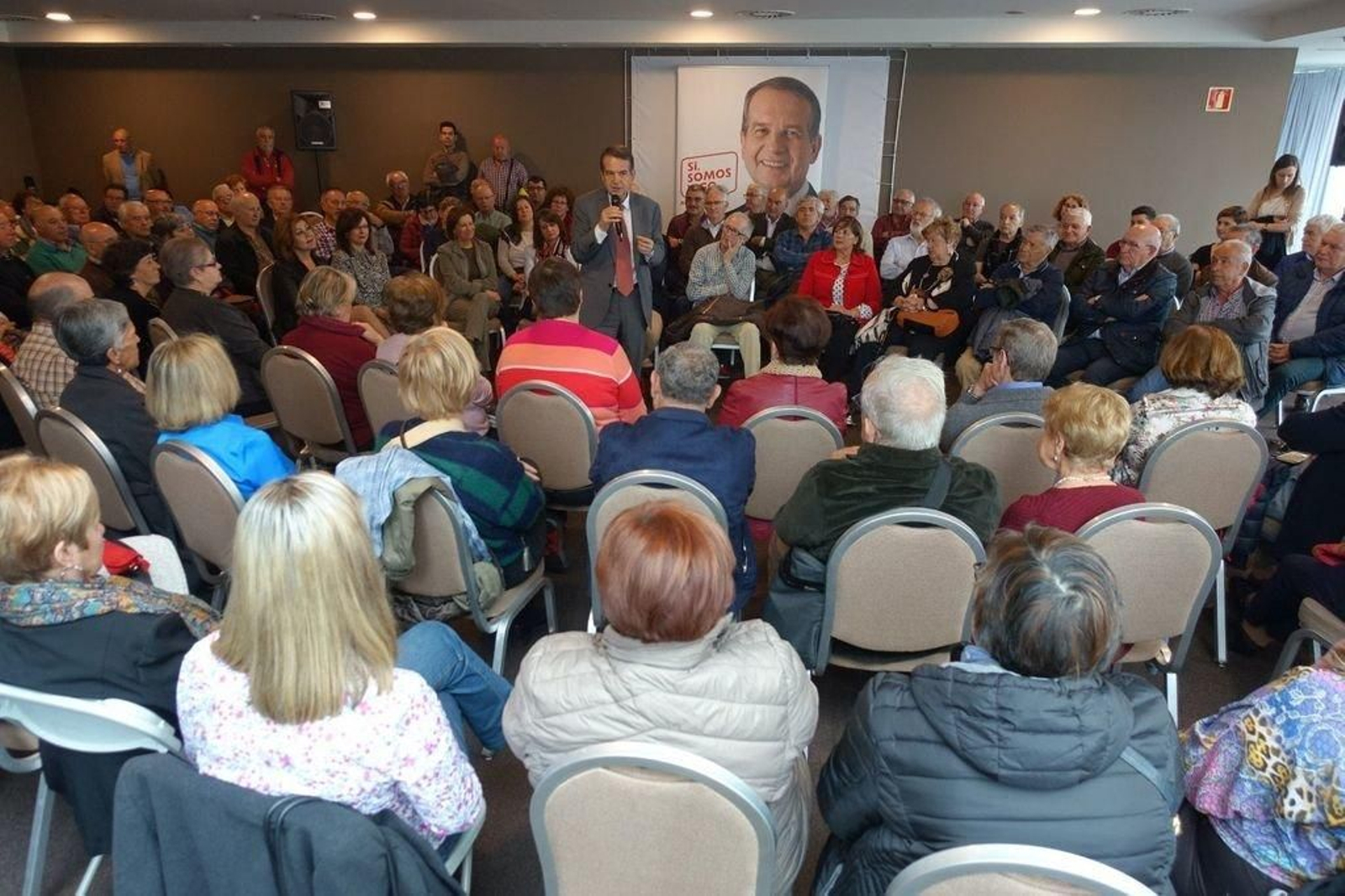 Abel Caballero se reunió ayer por la mañana con integrantes de corales de la ciudad.