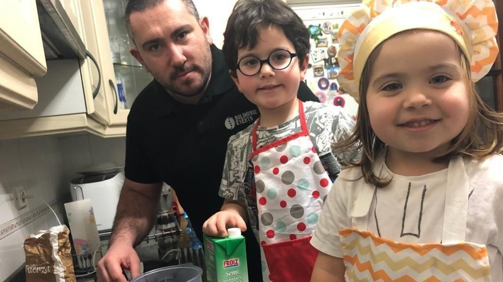 Pablo Soliño, con sus hijos Álvaro y Daniela como pinches.