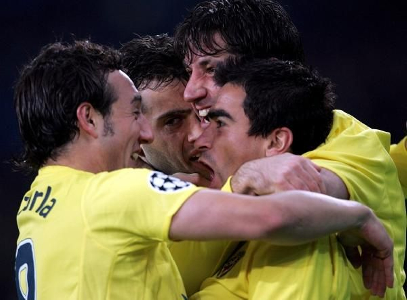 Jugadores del Villarreal felicitan a su compañero Ariel Ibagaza tras anotar ante el Panathinaikos. (Foto: Orestis Panagiotou.)