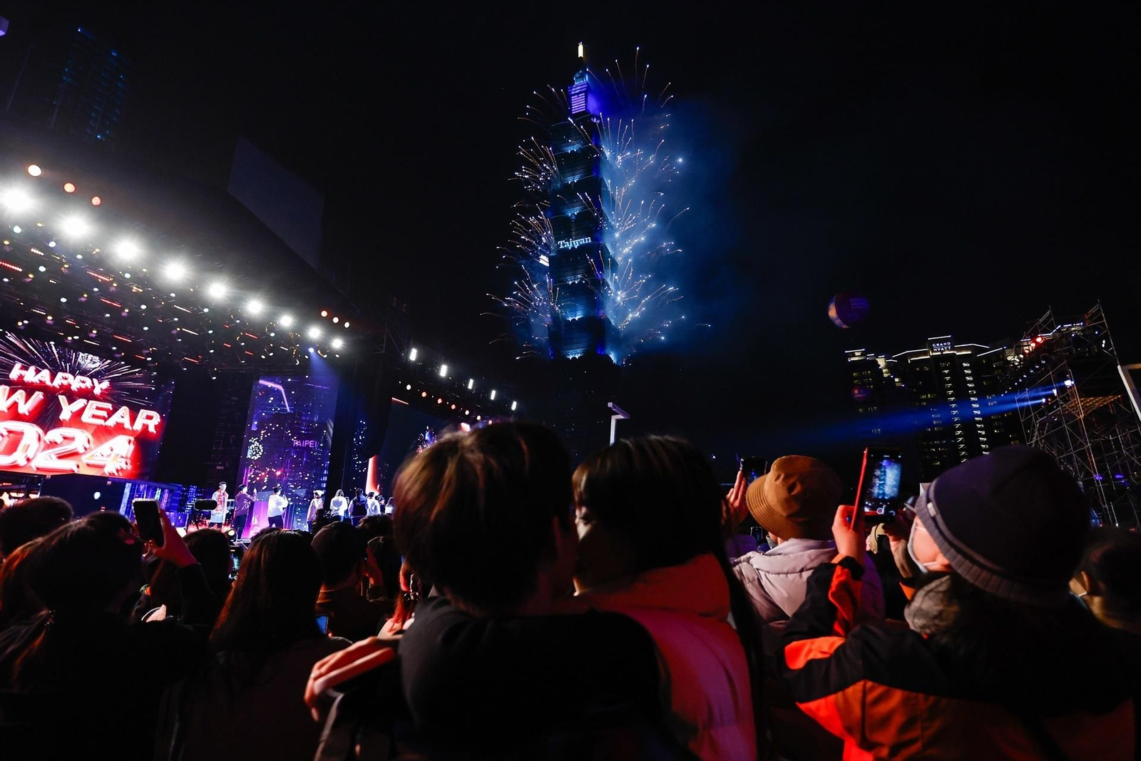 Muchas personas se concentran en Taiwan para recibir al 2024