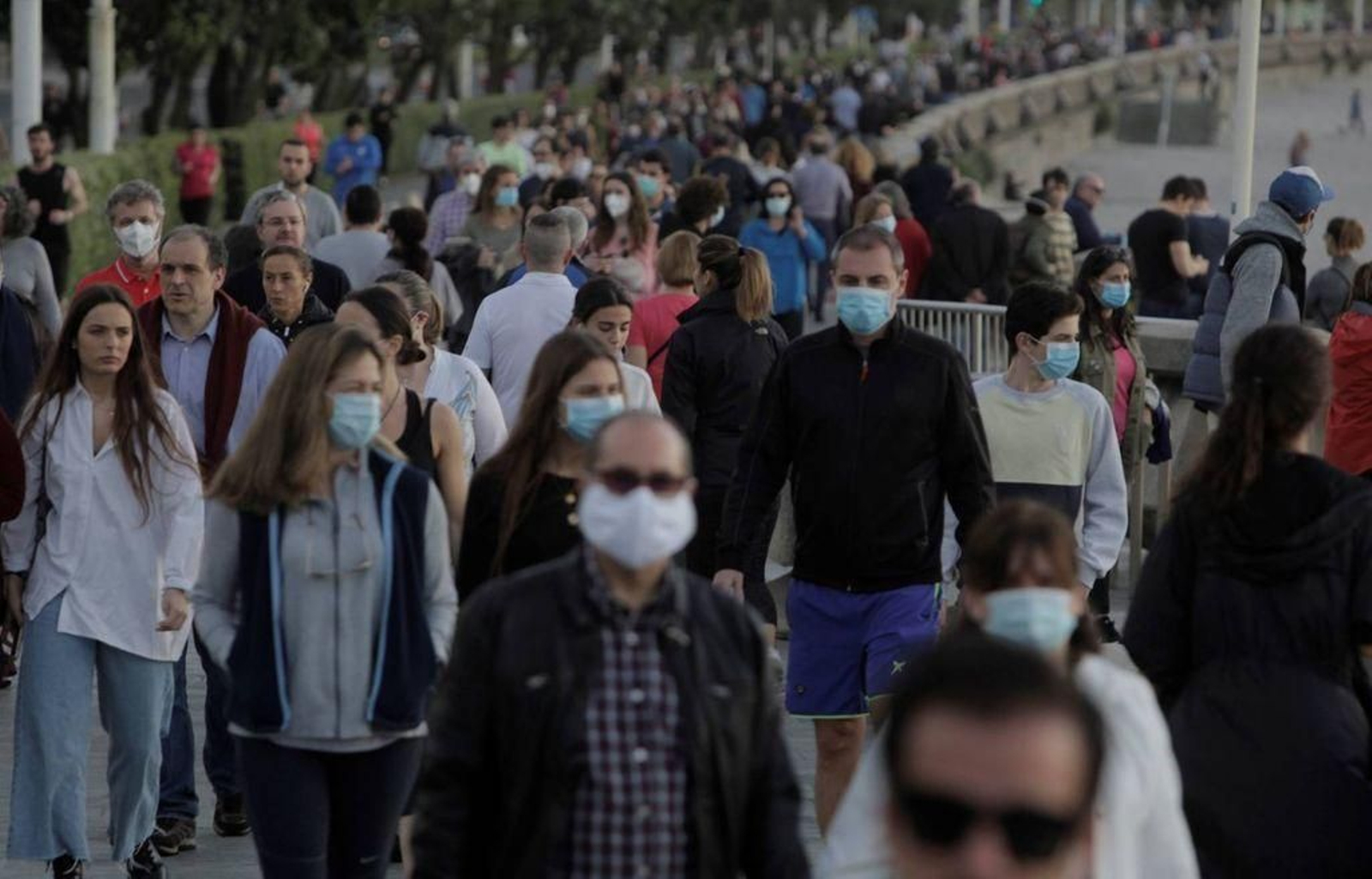 Numerosas personas, en mayo en el Orzán coruñés en los primeros días del desconfinamiento por fases.