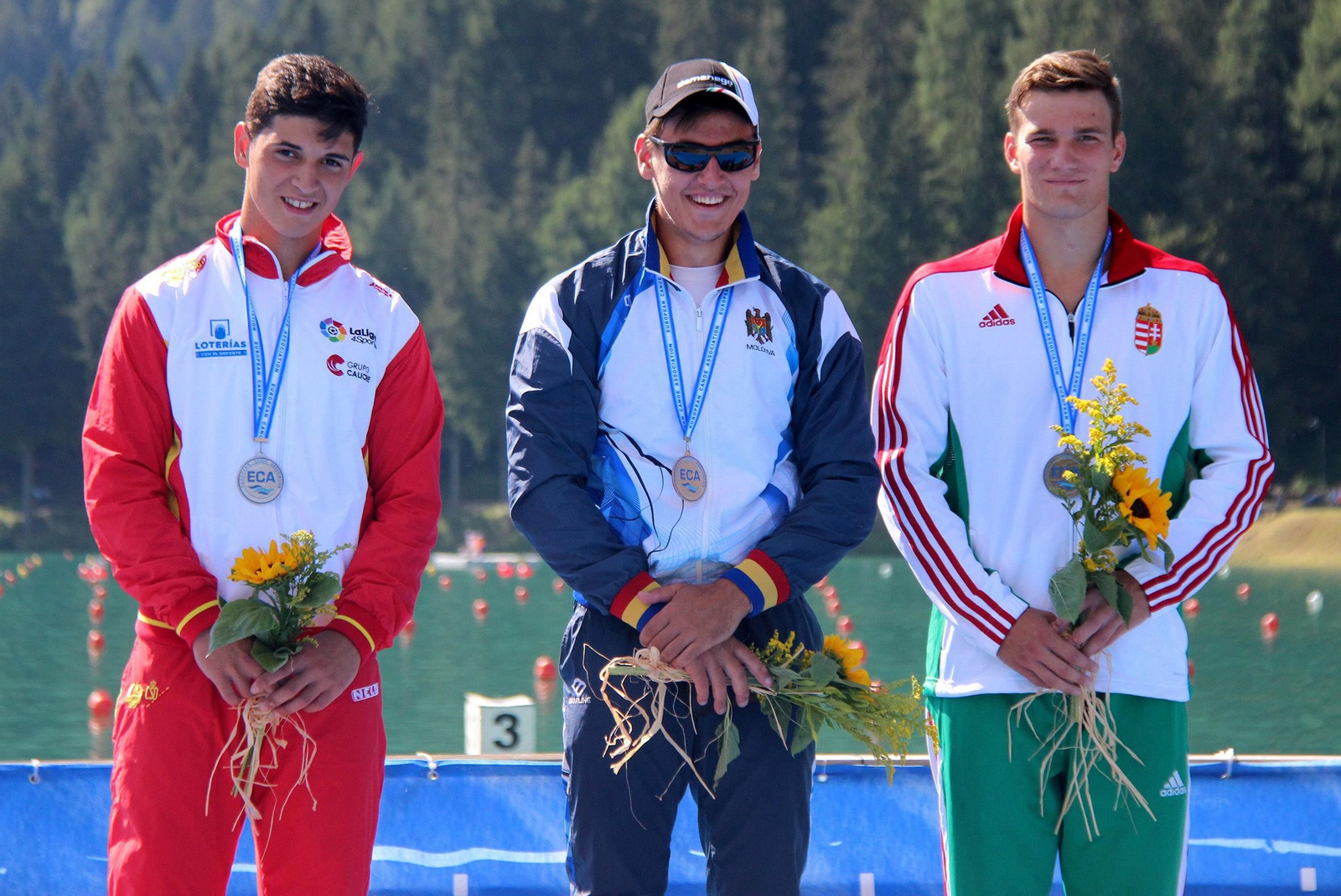 Manuel Fontán posa en el podio con su medalla de plata.