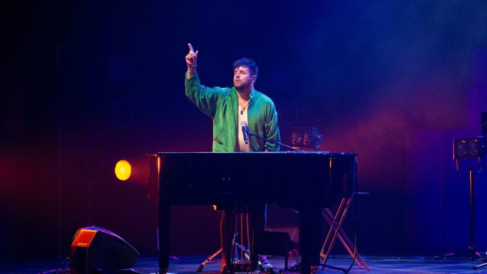 Pablo López en Vigo con la bomber de Mekkdes.